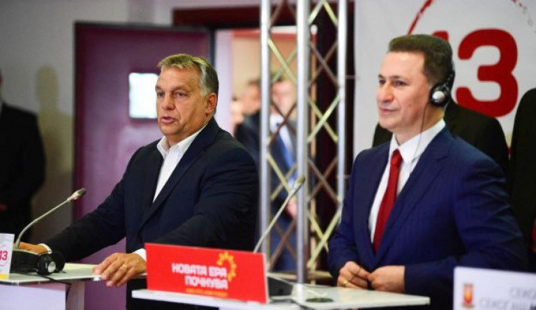Szijjártó a minisztériumi irodájában dumcsizik Gruevszkivel