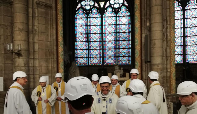 Munkavédelmi sisakban tartották meg a tűzvész utáni első misét a Notre-Dame-ban