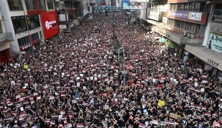Több tízezren tüntettek megint Hongkongban a kiadatási törvénytervezet visszavonását követelve