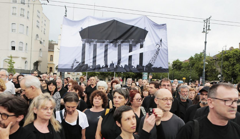Néma tiltakozó demonstrációt tartottak a Hősök terén a rendszerváltásra emlékezve