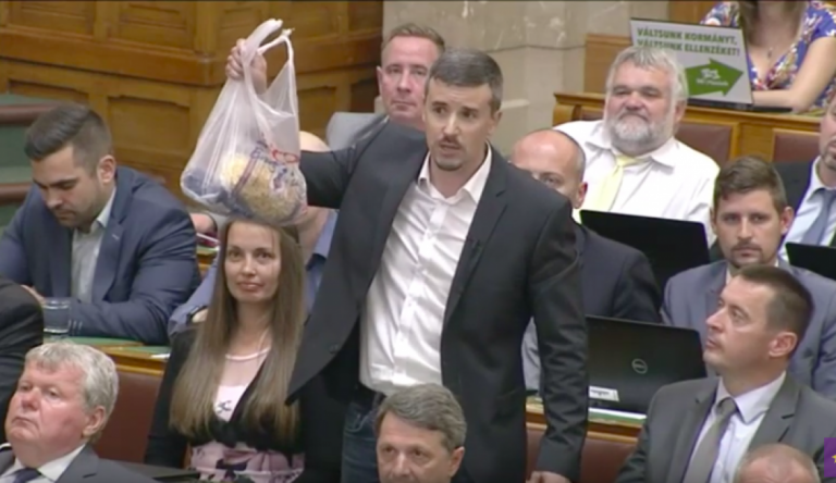 Jakab Péter lett a Jobbik frakcióvezetője, előtte adott egy csomag száraztésztát Orbánnak az Országgyűlésben