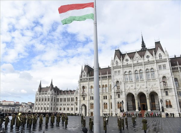 Az a kettős állampolgár, aki megkapja a stemplit, gyakorlatilag csomagolhat