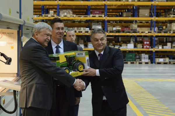 Orbán Viktor és Csányi Sándor a KITE Zrt.-nél 2014-ben