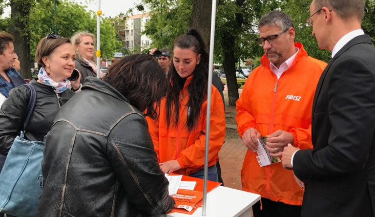 Vihar Simonka birodalmában: fellázadt az alpolgármester, akinek az ereiben is narancslé folyik