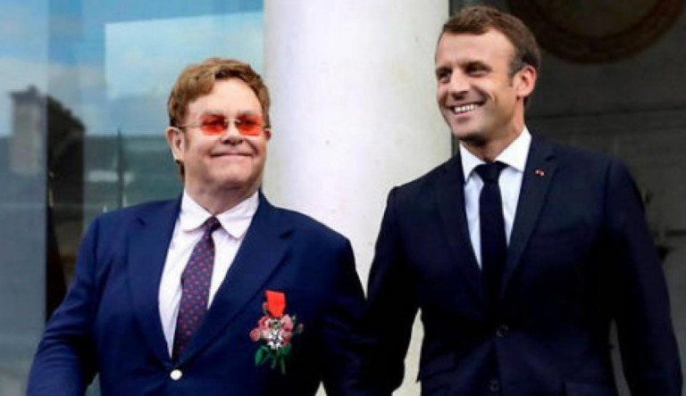 Kitüntették Elton Johnt az AIDS elleni harcban nyújtott munkája miatt