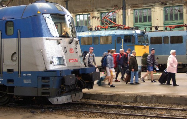 Megint csődöt mondott a MÁV: vonatnyi embernek kellett átgyalogolnia a kertvároson a lerobbant szerelvény miatt