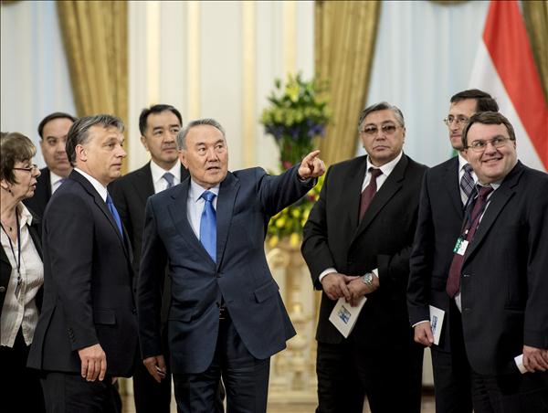 Nazarbajev utat mutat Orbánnak