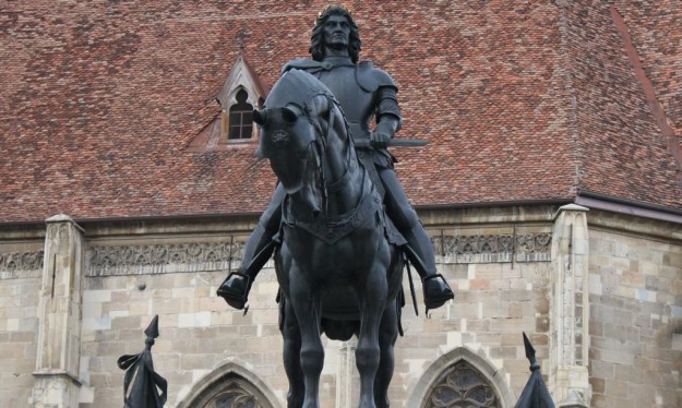 A magyar történelem leghíresebb másodszülöttje: Mátyás király (Fadrusz János szobrán)