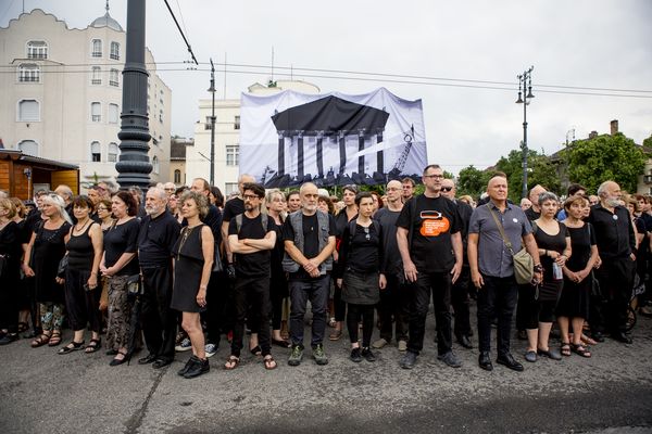 Néma felállás nevű flashmob június 16-án a történelemhamisítás ellen