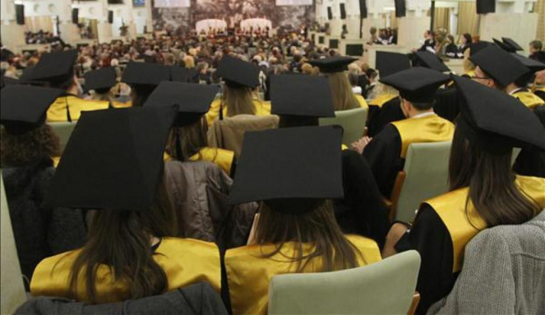 Több mint százezren vannak, akik a hiányzó nyelvvizsga miatt nem kapták még meg a diplomájukat