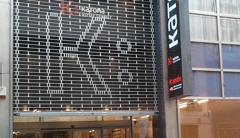 Kirúgtak egy vezető beosztású munkatársat a Katonából a DK-soknak adott kedvezmények miatt 