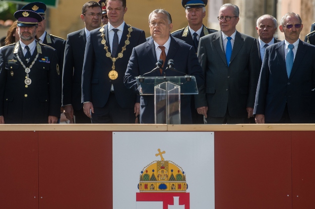 Orbán Viktor miniszterelnök (k) a Nemzeti Közszolgálati Egyetem Rendészettudományi Karának és Katasztrófavédelmi Intézetének tisztavatási ünnepségén.