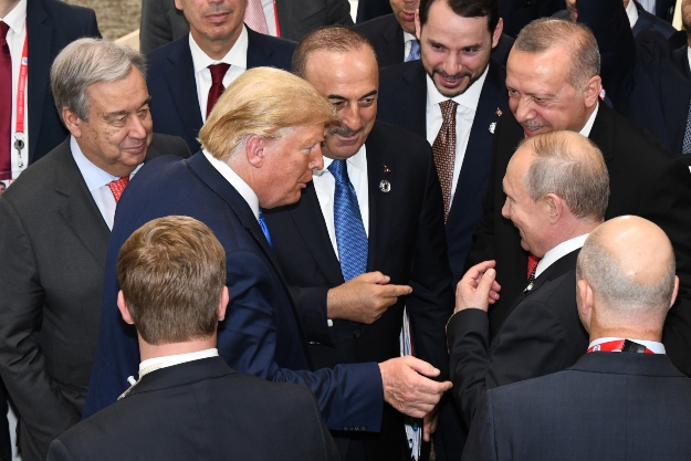 A G20-csúcs szervezői által közreadott képen Donald Trump amerikai és Vlagyimir Putyin orosz elnök beszélget.