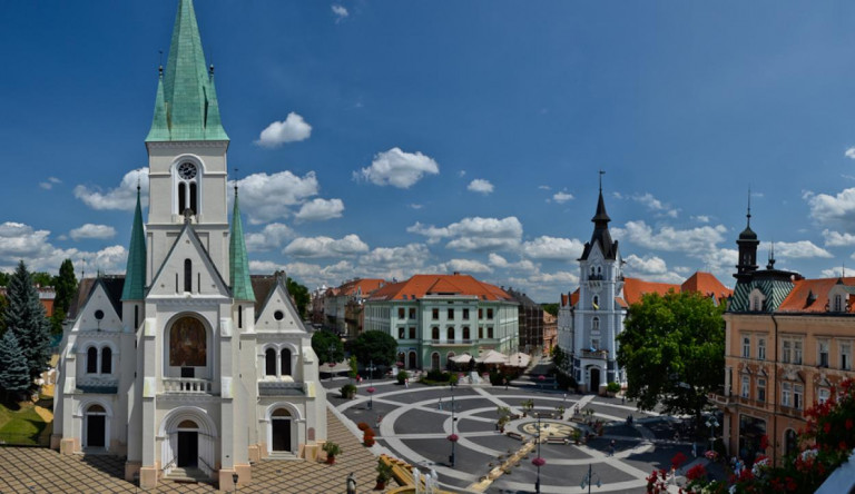 A Fidesznek kedvező ellenzéki játszmák fékezik a fideszes polgármester leváltását