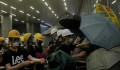 Több száz hongkongi tüntető tört be a parlament épületébe