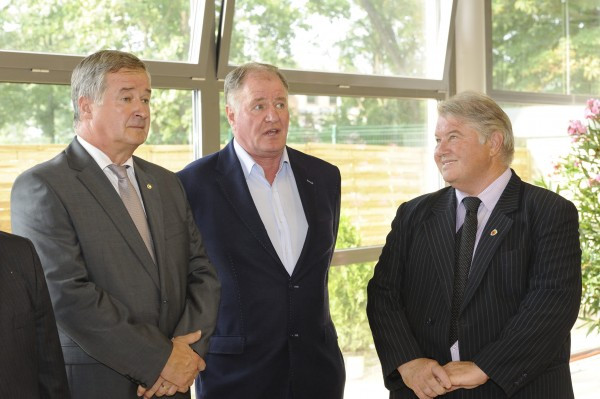 Délelőtti pezsgő- és borkóstolóval csalogat Botka ellenfele, akit a Fidesz támogat