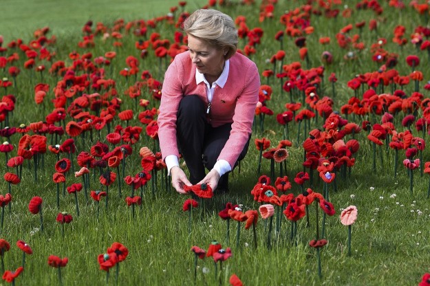 Ursula von der Leyen német védelmi miniszter az első világháború áldozataira emlékszik