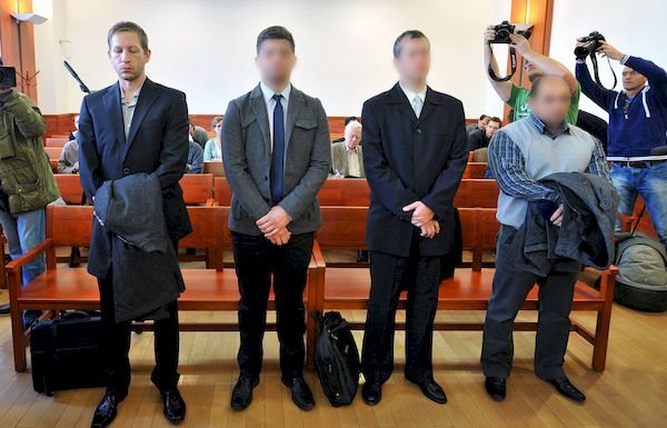 Szalontay győző (balra) és három társa a bíróság előtt (2011. november)