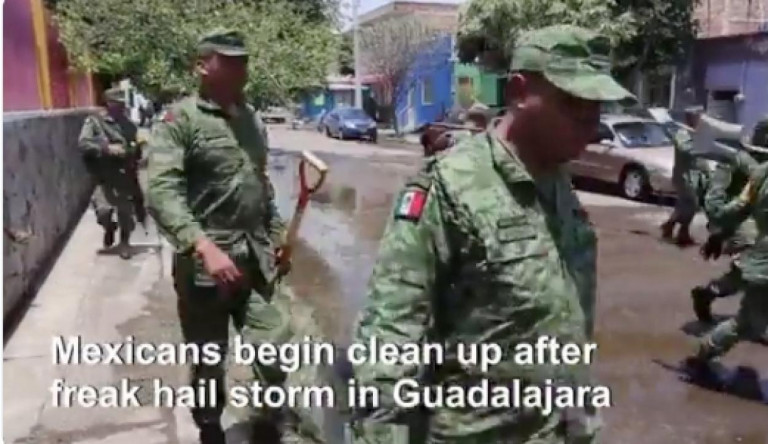 A katonaságot vezényelték ki Mexikóban, hogy feltakarítsák a nyár közepén leszakadó jégtömeget