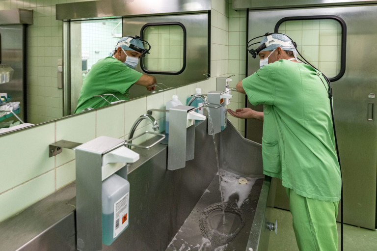 Kánikula a műtőben - rosszul lett egy alkalmazott, mert nincs klíma