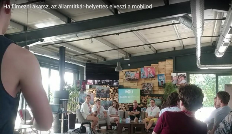 Ifjúságpolitika Fidesz-módra: ha filmezni akarsz, a helyettes államtitkár egyszerűen elveszi tőled a kamerád