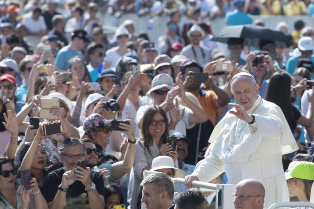 Ferenc pápa híveket üdvözöl a heti általános audienciáján a vatikáni Szent Péter téren 2019. június 19-én.