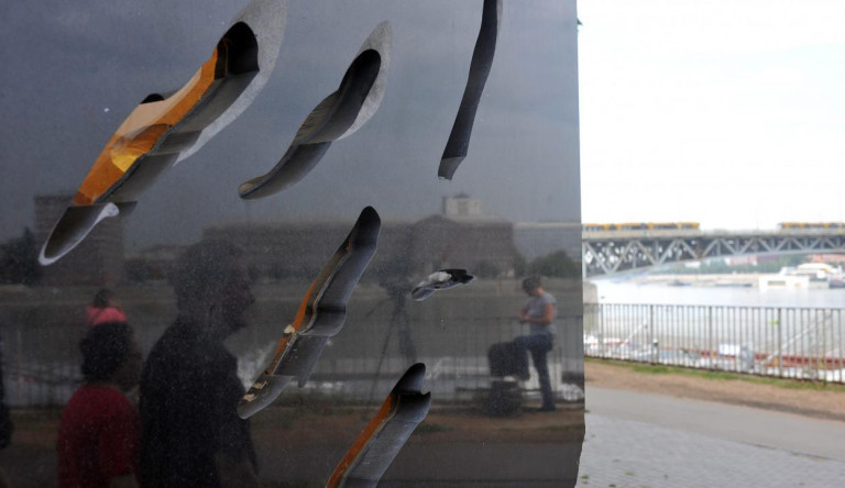 Gázkamrát és Sorost emlegető felirattal rongálták meg a Roma Holokauszt Emlékművet