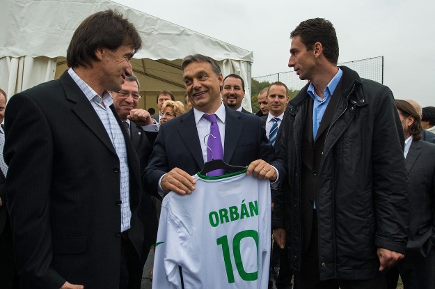 Orbán Viktor látogatást tesz az Illés Béla Futball Akadémián 2012-ben