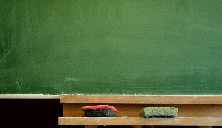 Csendes tiltakozó demonstráció lesz a Kossuth téren a köznevelési törvény módosítása ellen pénteken