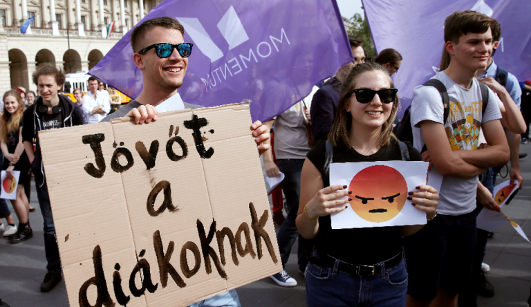 Szülők, pedagógusok és civil szervezetek kérik Ádert, hogy ne írja alá a köznevelési törvény módosítását