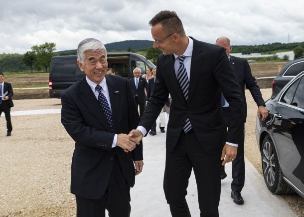 Szijjártó Péter helikopterrel ment alapkövet letenni