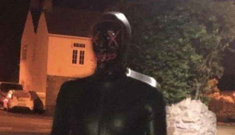 Latexruhás férfi terrorizálja egy brit falucska lakóit