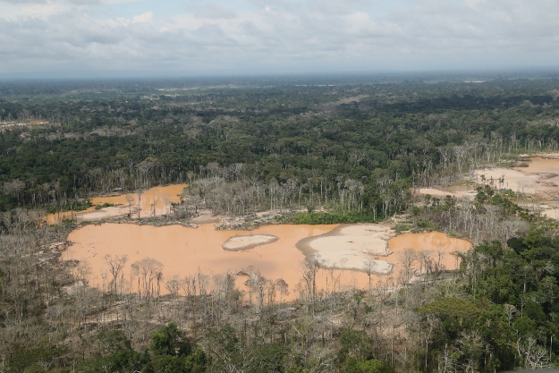 Engedély nélküli működés miatt bezárt aranybánya az Amazonas területén, a kelet-perui Madre de Dios megyében 2019. március 5-én.