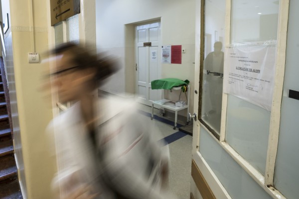 Az Onkológiai Intézet azt üzeni: Kedves betegek, értelmetlen sorban állni hajnaltól