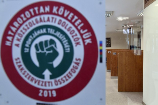 Felvezényelték Budapestre a vidéki ügyintézőket: nem igaz, hogy önként jöttek