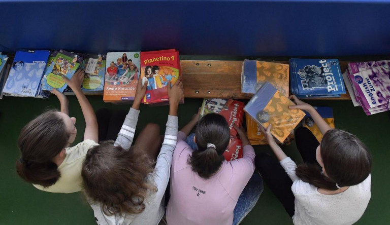 Két magánkiadós tankönyv is átkerült az államhoz