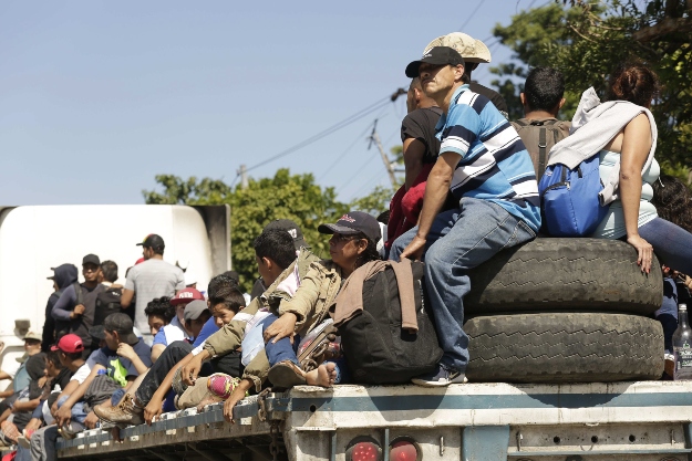 Az Egyesült Államokba tartó salvadori kivándorlók karavánja halad San Vicentében 2018. október 31-én. 