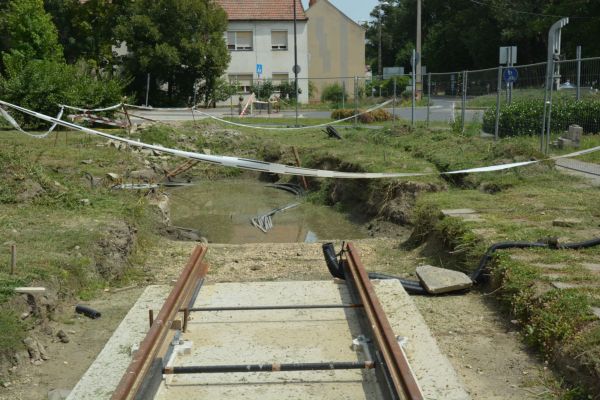 Végtelenben találkozó sínszálak