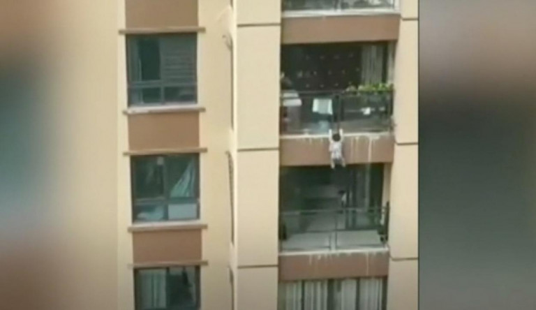 Hat emeletet zuhant egy 3 éves kisgyerek, a helyiek egy kifeszített lepedővel fogták meg