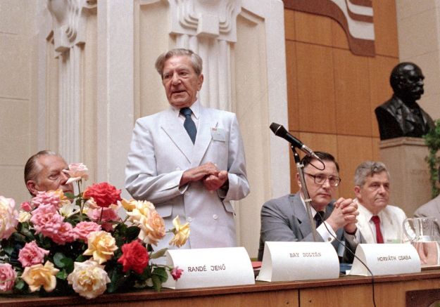 Bay Zoltán 1986-ban a Magyar Műszaki Világtalálkozó díszvendége volt