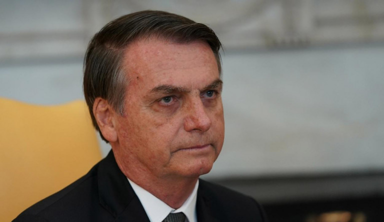 A brazil elnök minisztereivel közösen ejtőernyős ugrásra készül