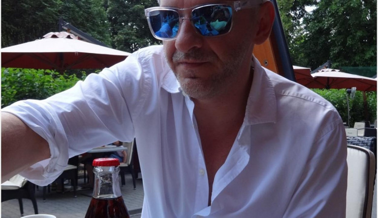 Alföldi verssel áll ki a Coca-Cola plakátjai mellett