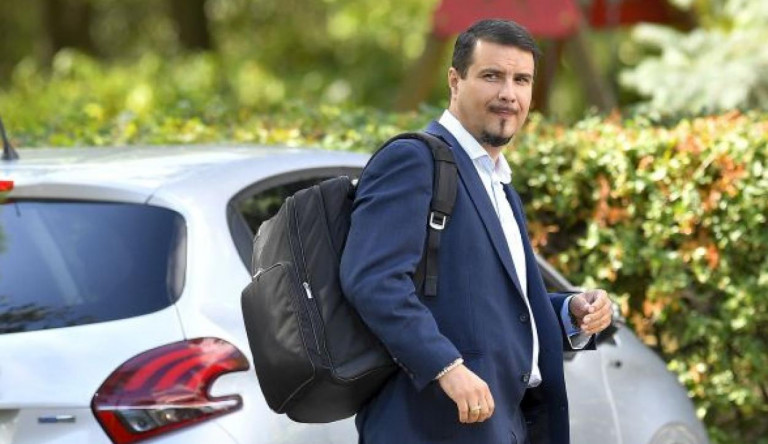 Mesterházy Attila patronálta a parlamentben a Rogán-családot helikoptereztető üzletembert