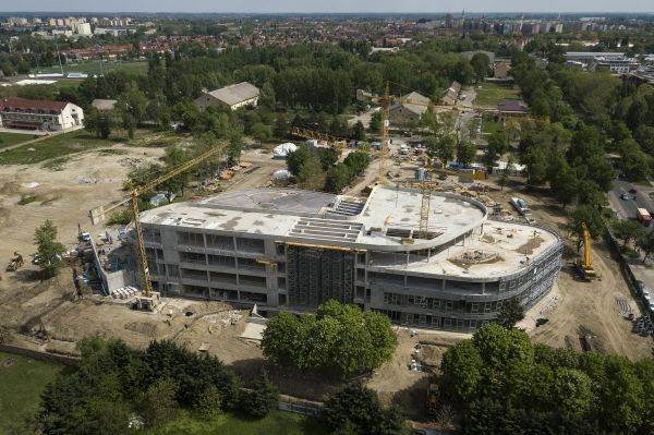 Megint Mészáros Lőrinc örülhet: tovább drágul a Matolcsy-egyetem építkezése