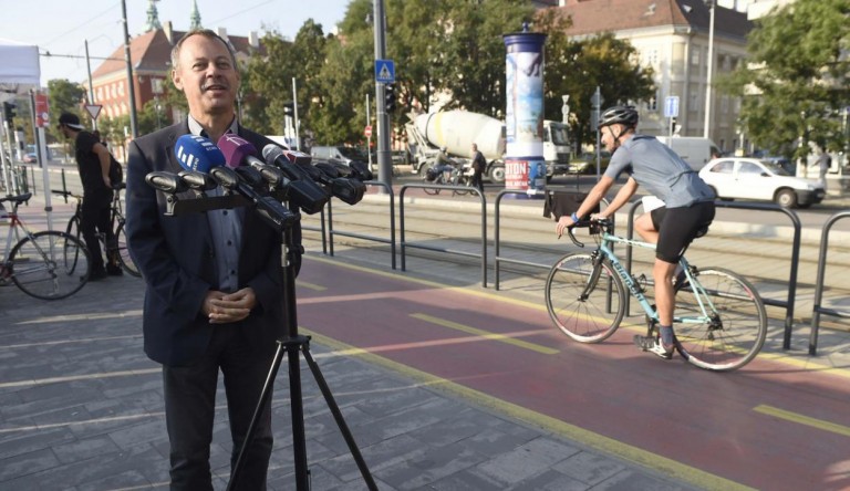 Révész Máriusz megmagyarázta, miért nem épült meg egy kilométer sem a Budapest-Balaton bicikliútból, és jövő nyárra újra beígérte