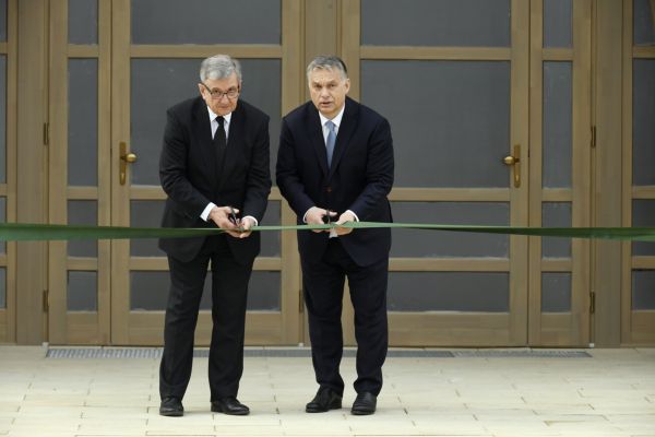 Orbán és Maróth együtt vágnak át