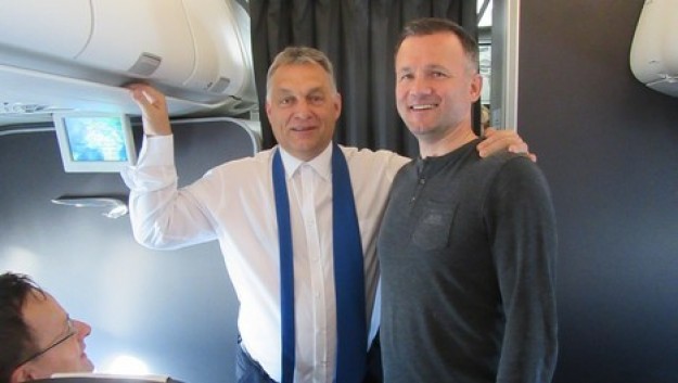 Orbán és Görgényi: repülőn Japán felé