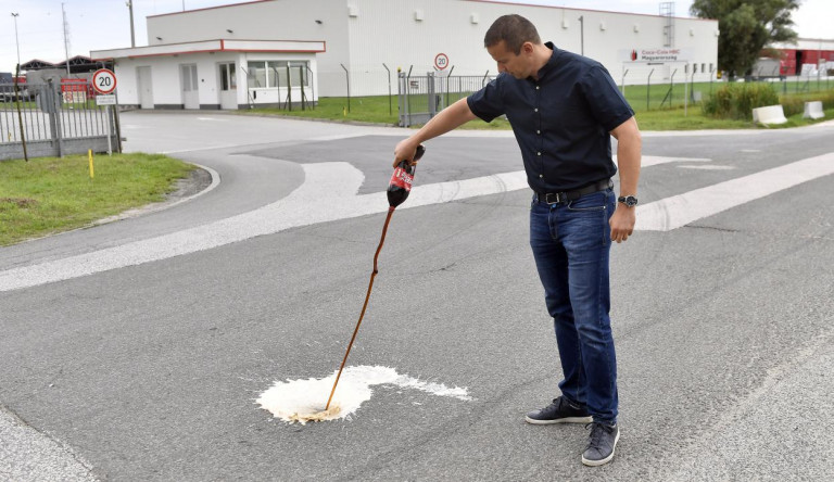 Toroczkai pártjának is eszébe jutott a Coca-Cola szerintük 