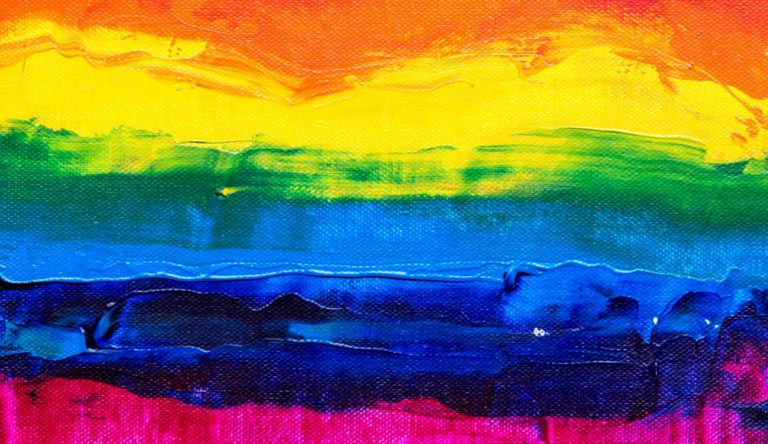 Szivárványos volt a táskája a fiatal lánynak, ezért megverték a bényei falunapon