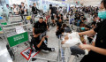 Összecsaptak a hongkongi repülőtéren a rohamrendőrök a tüntetőkkel